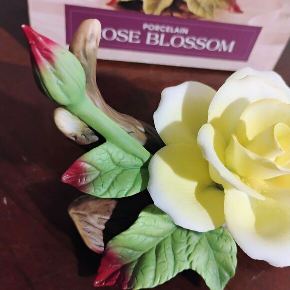 Porcelain Rose Blossom - Yellow and Green - Picture 2 of 10